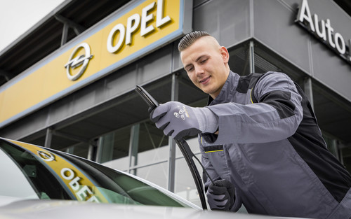 Scheibenwischerwechsel bei einem Opel-Händler.