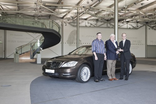 Schlüsselübergabe für die 500.000ste S-Klasse: Dr. Willi Reiss, Leiter Mercedes-Benz Werk Sindelfingen, mit dem Kunden Peter Ihl und dessen Sohn (von rechts).