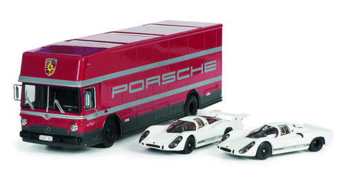 Schuco-Set „Edition 70 Jahre Porsche“: Mercedes-Benz O 317 Renntransporter mit Porsche 908 KH und LH (Maßstab 1:43).