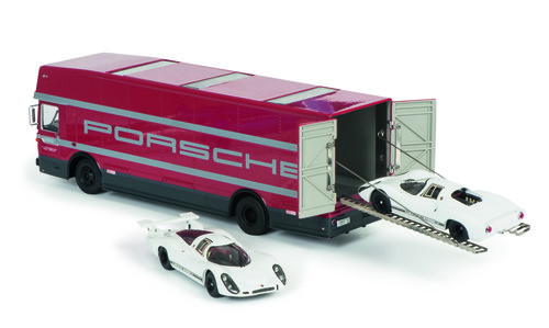Schuco-Set „Edition 70 Jahre Porsche“: Mercedes-Benz O 317 Renntransporter mit Porsche 908 KH und LH (Maßstab 1:43).