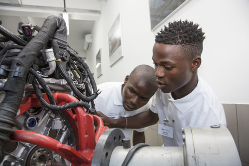 Schüler des ersten Ausbildungsjahrgangs in der Werkstatt des Porsche-Trainingcenters in Kapstadt.