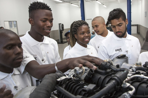 Schüler des ersten Ausbildungsjahrgangs in der Werkstatt des Porsche-Trainingcenters in Kapstadt.