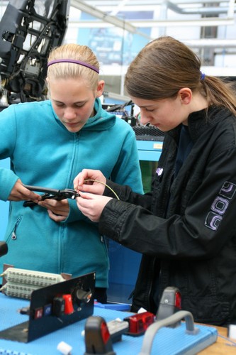 Schülerinnen begeistern sich für technische Berufe bei der Girls’ Week im Mercedes-Benz Werk Wörth.