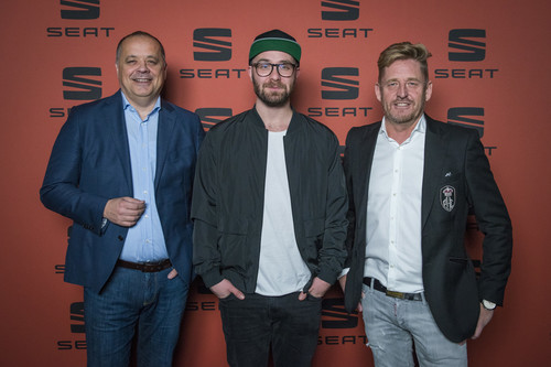 Seat-Deutschland-Geschäftsführer Bernhard Bauer (links) und Vertriebs- und Marketingvorstand Wayne Anthony Griffiths (r.) mit Markenbotschafter Mark Forster.