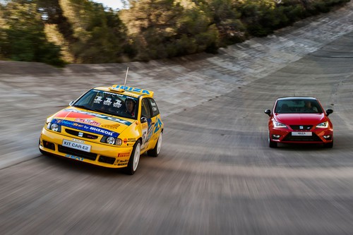 Seat-Generationenvergleich in Terramar: Kitcar Ibiza Cupra und aktuelles Modell.