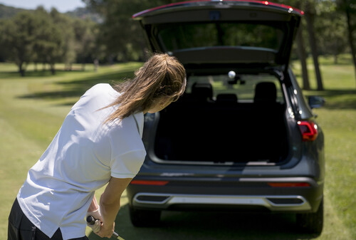 Seat ging der Frage nach, wie viele Golfbälle in den Kofferraum eines Tarraco passen. Marina Martinez schlägt ab.