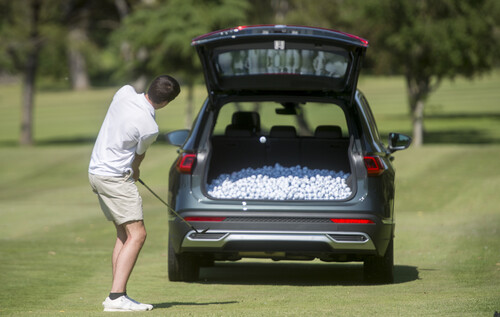 Seat ging der Frage nach, wie viele Golfbälle in den Kofferraum eines Tarraco passen: Oriol Martinez schlägt ab.