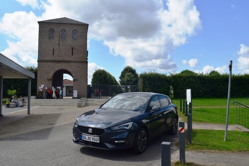 Seat Leon e-Hybrid vor dem archäologischen Park in Xanten.