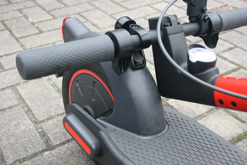 Seat Mó e-Kickscooter 65: Der Klingelknopf dient auch zur Arretierung des Klapprollers.