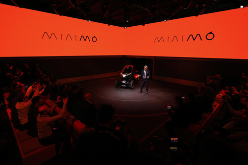 Seat-Vorstandsvorsitzender Luca de Meo präsentiert den Minimó auf dem Mobile World Congress in Barcelona.