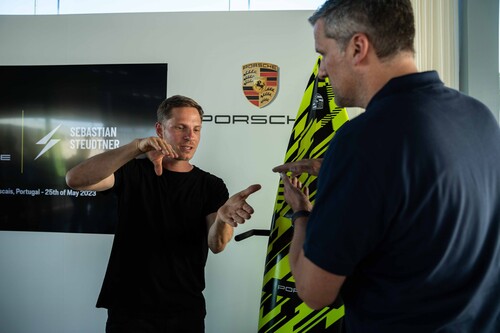 Sebastian Steudtner (links) und Marcus Schmelz, Projektleiter bei Porsche Engineering, mit dem gemeinsam entwickelten Surfboard.