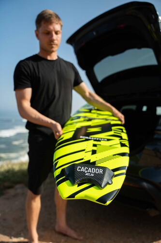 Sebastian Steudtner mit dem gemeinsam mit Porsche Engineering entwickelten Surfboard Caçador RS.