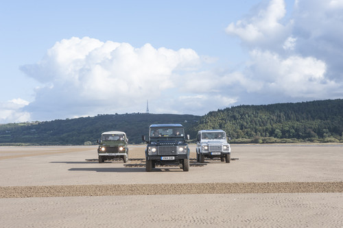 Sechs Land Rover Defender unterschiedlicher Baujahre zeichneten den überdimensionalen Umriss des legendären Geländewagens in den Sand von Anglesey.