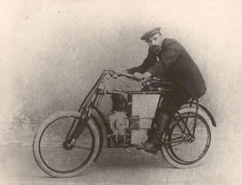 Sein internationales Motorsportdebüt gab Skoda vom 27. bis 29. Juni 1901 beim Rennen Paris – Berlin. Die Fahrer Topf und Podsednícek (Foto) starteten auf den Einzylinder-Motorrädern Laurin &amp; Klement Typ B.