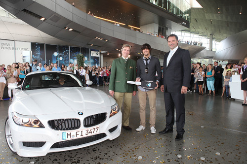 Seine Königliche Hoheit Prinz Leopold von Bayern (l.) und Thomas Muderlak (r.), Leiter der BMW-Welt, gratulieren Patrick Zanker, dem zehnmillionsten Besucher der BMW-Welt..