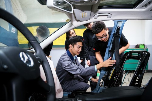 Seit 2006 haben rund 4000 junge Menschen eine Ausbildung bei Daimler in China begonnen.