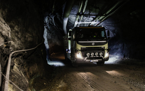 Selbstfahrende Lkw der Modellreihe Volvo FMX im laufendem Bergwerksbetrieb.