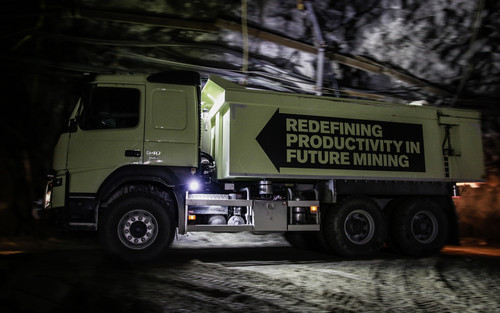 Selbstfahrende Lkw der Modellreihe Volvo FMX im laufendem Bergwerksbetrieb.