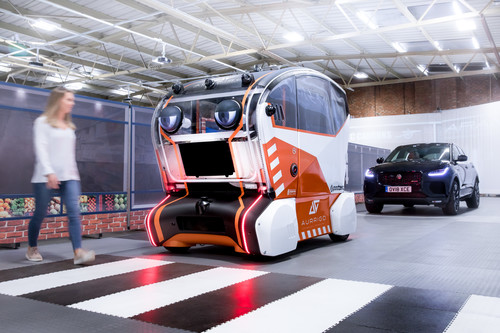 Selbstfahrende Pods sollen mit „virtuellen Augen“ mit Fußgängern kommunizieren und Vertrauen in autonome Fahrzeuge schaffen.