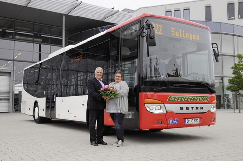 Setra-Generalvertreter Manfred Strobel übergibt Firmeninhaberin Gaby Gaumann den Jubiläumsbus.