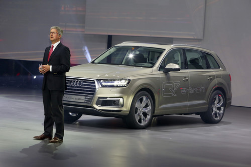 Shanghai 2015: Audi-Boss Rupert Stadler präsentiert bei der Volkswagen Group Night den Q7 E-Tron.
