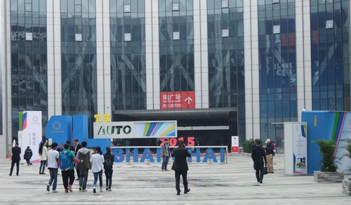 Shanghai 2015 Ein kleiner Ausschnitt der Fassade eines Hallenbereichs.