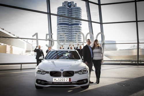 Shannon Lantzy und ihr Mann Jared bei der Übergabe des 150 000sten Fahrzeugs in der BMW-Welt. 