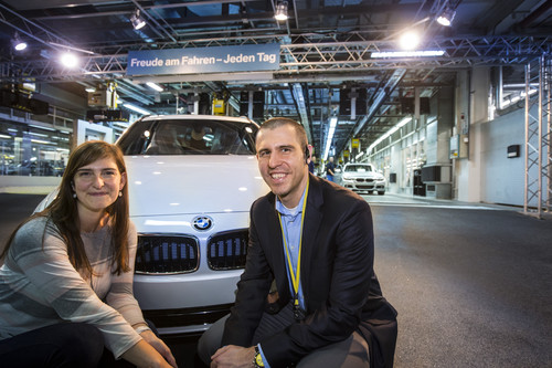 Shannon Lantzy und ihr Mann Jared im BMW-Werk München, wo auch ihr 325i xDrive Touring gebaut wurde. 
