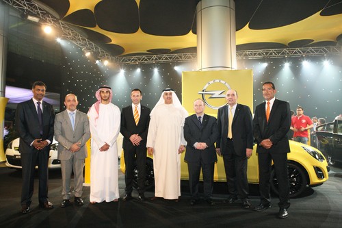 Sheikh Khalid Abdul Aziz Al Qasimi, Chairman der Liberty Automobiles Group stellt gemeinsam mit Vertretern von Opel die Produktpalette in Dubai vor.