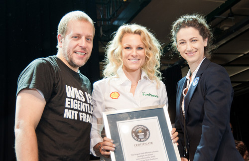 „Shell FuelSave Day“ in Hamburg: Showact Lotto King Karl, Kraftstoff-Botschafterin Christina Surer und GWR-Richterin Andrea Banfi präsentieren den neuen Weltrekord für das größte Kraftstoffspartraining.