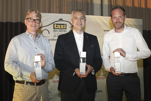Sie nahmen bei der Wahl „Taxi des Jahres“ die drei Preise für Toyota und Lexus entgegen (v.l.): Volker Frank (Taxikoordinator), Saban Tekidereli (Leiter Toyota-Geschäftskundenservice) und Danny Walter (Key Account Manager).