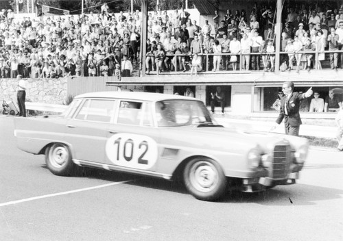 Sieger des 24-Stunden-Rennen auf der Grand-Prix-Strecke von Spa-Francorchamps am 25. und 26. Juli 1964: Mercedes-Benz 300 SE (Baureihe W 112) mit der Startnummer 102 von Robert Crevits und Taf Gosselin.