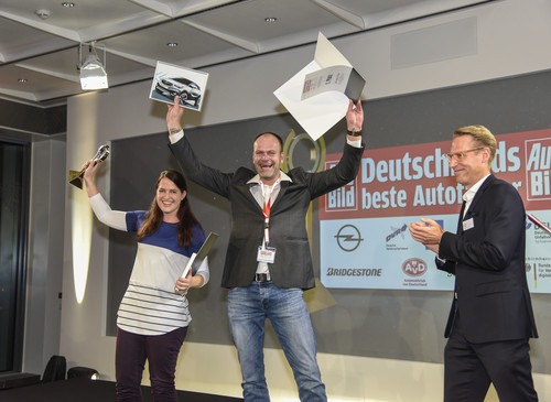 Siegerehrung und Preisübergabe bei „Deutschlands beste Autofahrer 2017“ (v.l.): Jens-Christof Stümpel und Carmen Mayer mit Opel-Marketingdirektor Christian Löer.