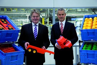 Siegfried Bülow (links), Vorsitzender der Geschäftsführung Porsche Leipzig GmbH, und Eberhard Weiblen, Vorsitzender der Geschäftsführung Porsche Consulting GmbH, bei der Eröffnung der Modellfabrik.
