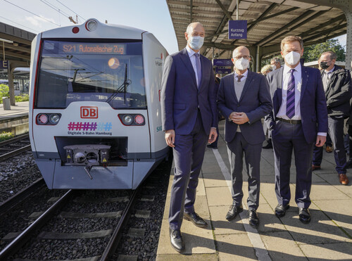 Siemens-Vorstandsvorsitzender Roland Busch, Hamburgs Bürgermeister Peter Tschentscher und Bahnchef Richard Lutz (v.l.) mit der weltweit ersten automatisch fahrenden S-Bahn. 