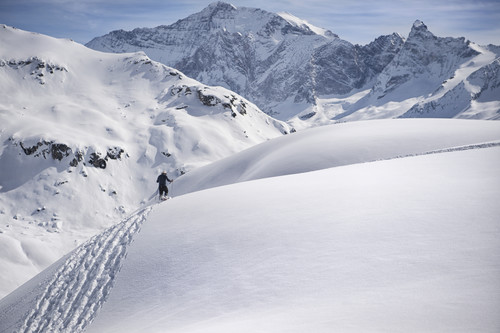 Simon Beck stapft die Umrisse des Land Rover Defender in 2700 Metern Höhe in den Schnee der französischen Alpen. 