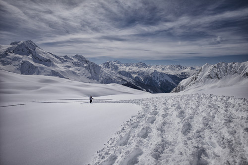 Simon Beck stapft die Umrisse des Land Rover Defender in 2700 Metern Höhe in den Schnee der französischen Alpen. 