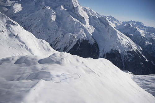 Simon Beck stapfte die Umrisse des Land Rover Defender in 2700 Metern Höhe in den Schnee der französischen Alpen. 