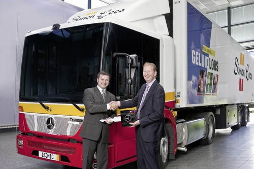 Simon Loos (rechts) nimmt den Schlüssel des Econic NGT aus den Händen von Michael Dietz, Leiter Vertrieb und Marketing von Mercedes-Benz Special Trucks, entgegen.