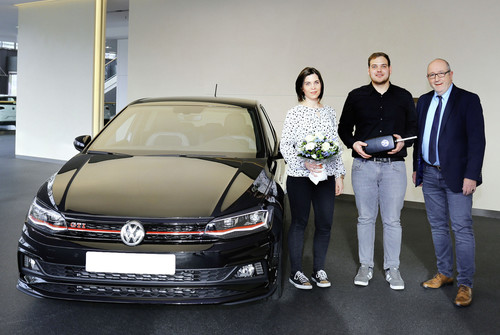 Simon Moersdorf (Mitte) und seine Freundin Lena Friedrich nehmen den ersten neuen Polo GTI von Joachim Grußendorf, Mitarbeiter im Autostadt-Kundencenter in Empfang.