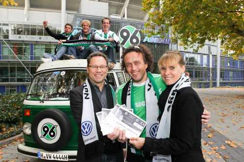 Simone Brüsewitz, Leitung Sponsoring und Kooperation bei Volkswagen Nutzfahrzeuge und Thomas Zwiebler,Betriebsratsvorsitzender von Volkswagen Nutzfahrzeuge, übergeben vier Fussball-Freunden die Tickets für das Spiel in Kopenhagen.