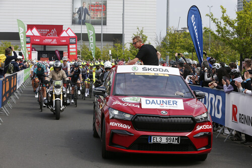 Skoda begleitet die „Deutschland Tour“ der Radrennfahrer auch mit dem „Red Car“ der Tour de France.