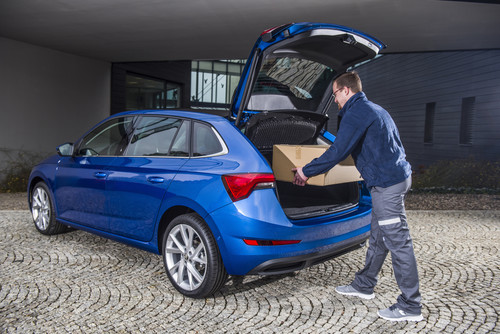 Škoda Digilab und die tschechischen Online-Shops Alza.cz und Rohlik.cz testen im Rahmen eines Pilotprojekts gemeinsam eine neue Art der Sendungszustellung mit dem Fahrzeug des Kunden als Lieferadresse.
