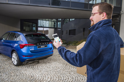 Škoda Digilab und die tschechischen Online-Shops Alza.cz und Rohlik.cz testen im Rahmen eines Pilotprojekts gemeinsam eine neue Art der Sendungszustellung mit dem Fahrzeug des Kunden als Lieferadresse.