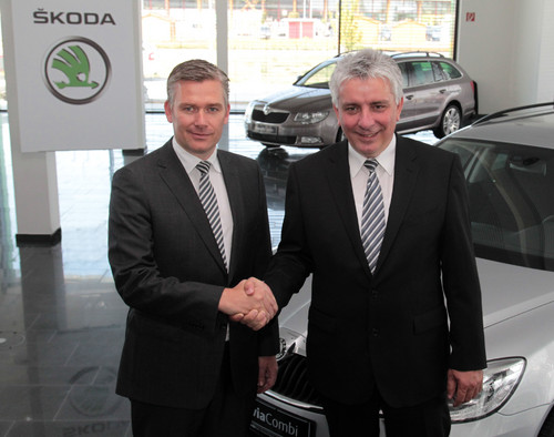 Škoda-Geschäftsführer Hermann Schmitt (rechts) und Michael Hansen, Deutsche Castrol-Vertriebsgesellschaft, beschlossen eine mehrjährige Partnerschaft beider Marken.