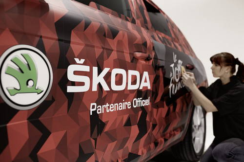 Skoda Kodiaq führt Fahrerfeld der Tour de France über die Ziellinie.