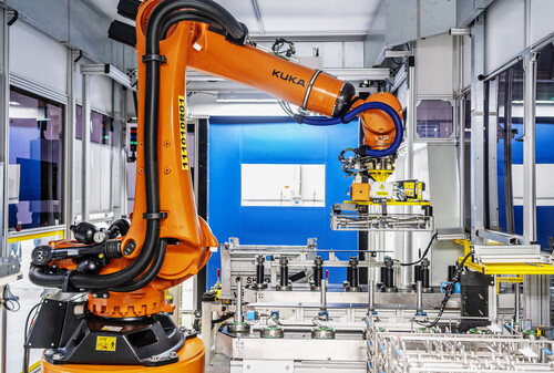 Skoda setzt bei der Getriebefertigung im Komponentenwerk Vrchlabí Smart-Handling-Roboter ein.