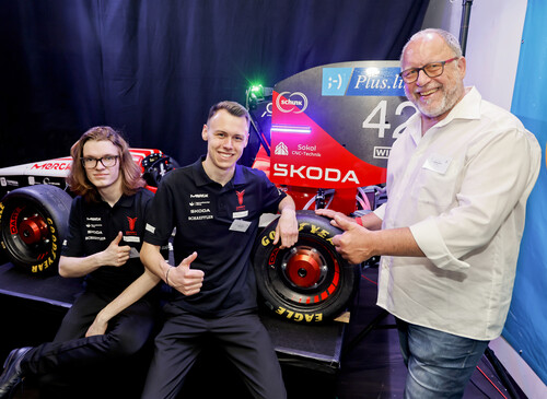Skoda unterstützt das Formula-Student-Team der TU Darmstadt (rechts: Andreas Leue, Referent Tradition und Projekte bei Skoda Deutschland).