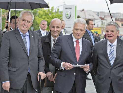 Škoda-Vorstandsvorsitzender Prof. Dr. h.c. Winfried Vahland (Mitte) empfing heute den tschechischen Staatspräsidenten Miloš Zeman (links) und den deutschen Bundespräsidenten Joachim Gauck (rechts). 