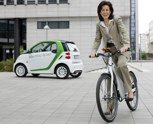 Smart Ebike: Smart-Chefin Dr. Annette Winkler bei einer Testfahrt (im Hintergrund ein Smart Fortwo Electric Drive). 